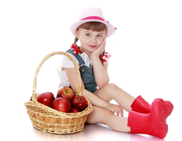 Dziewczyna z koszem jabłek — Zdjęcie stockowe