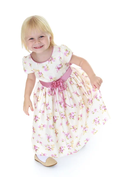 Jämförande flicka i en lång klänning — Stockfoto