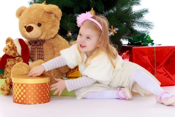 Menina com presente — Fotografia de Stock