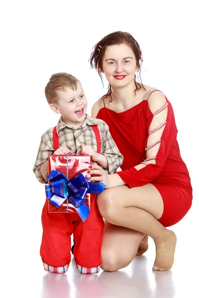 Mom gives son a gift — Stock Photo, Image