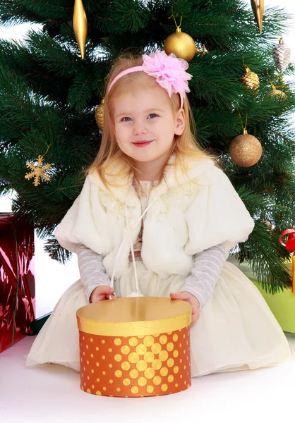 La ragazza all'albero di Natale — Foto Stock