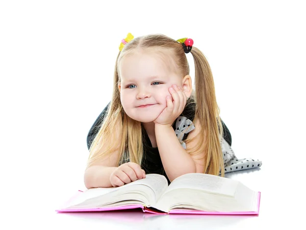 Meisje leest een boek — Stockfoto