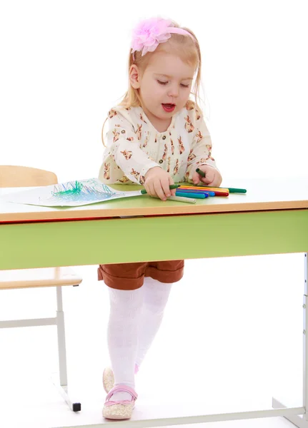 La fille dessine sur une feuille de papier — Photo