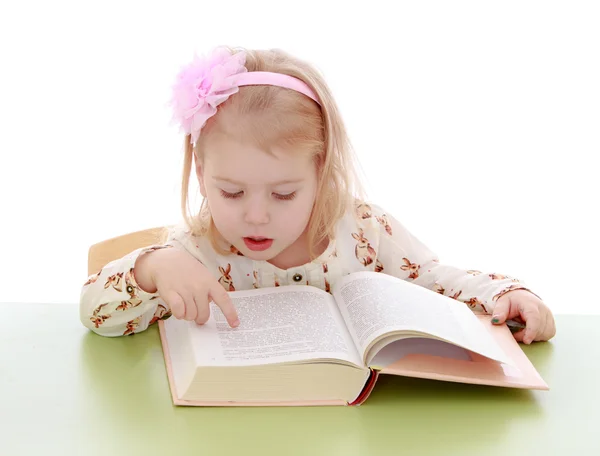 少女は本を読み — ストック写真