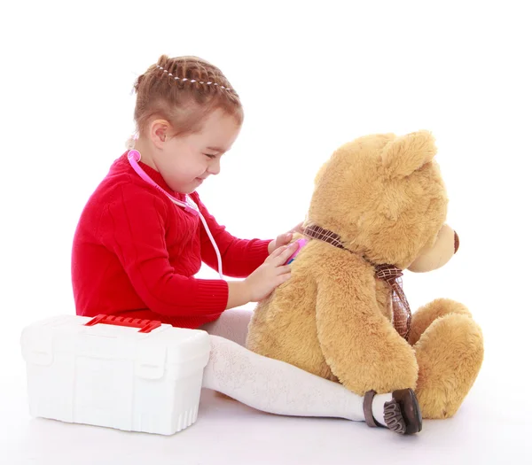 Little girl Teddy bear treats — Stockfoto