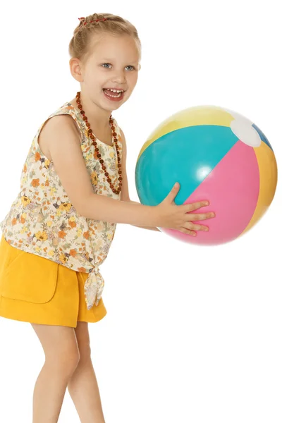 Chica jugando pelota —  Fotos de Stock