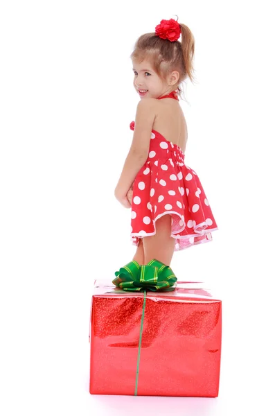 Bambina con regalo — Foto Stock