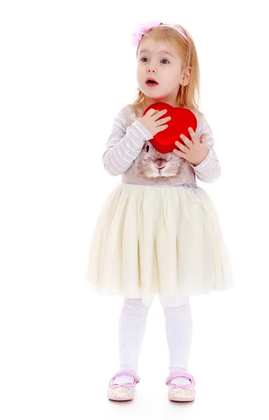 Bambina che tiene il cuore — Foto Stock