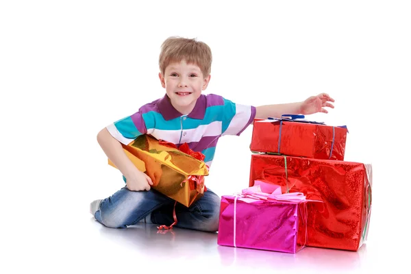 Jongen met cadeau — Stockfoto