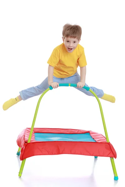 Chlapec skákání na trampolíně — Stock fotografie