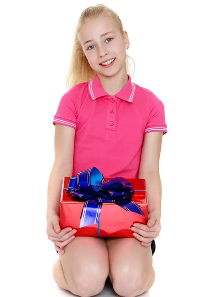 Bir hediye ile kız — Stok fotoğraf