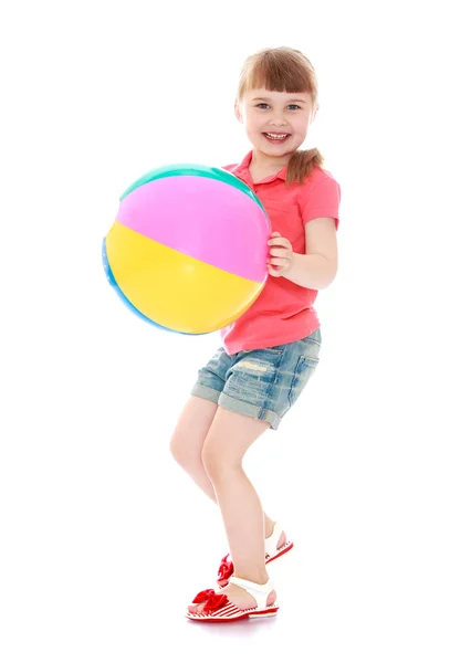 女の子はボールと遊ぶ — ストック写真