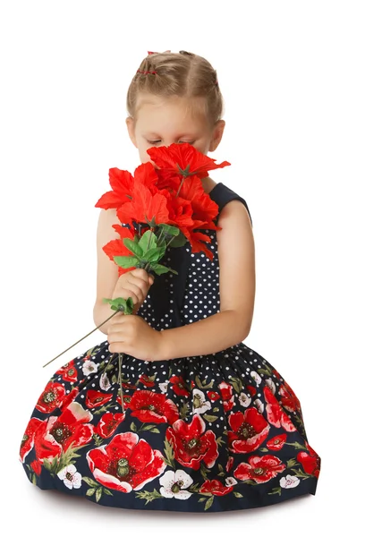 Маленькая девочка нюхает цветы — стоковое фото