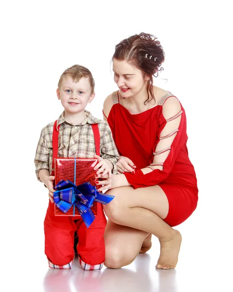 Mom gives a gift to his son — Stock Photo, Image
