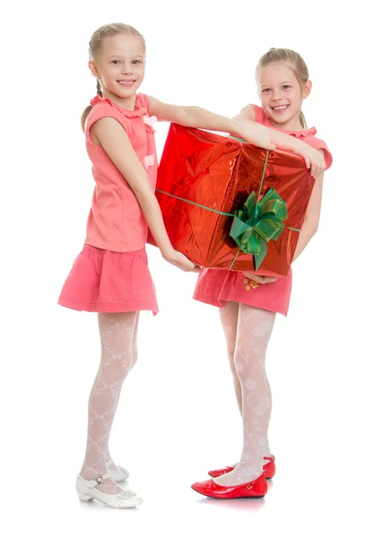 Two girls with big box — Zdjęcie stockowe