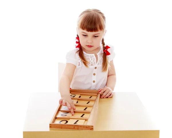 La ragazza nell'ambiente Montessori — Foto Stock