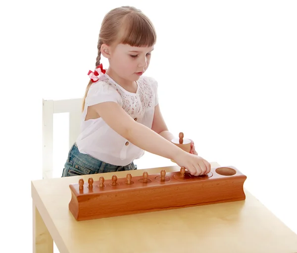 Das Mädchen in der Montessori-Umgebung — Stockfoto