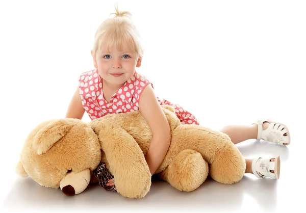 Meisje met een teddybeer — Stockfoto