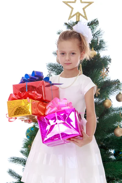 圣诞树旁的女孩 — 图库照片