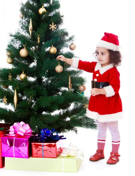 Mädchen schmückt den Weihnachtsbaum — Stockfoto