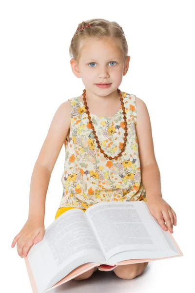 Chica con un libro — Foto de Stock