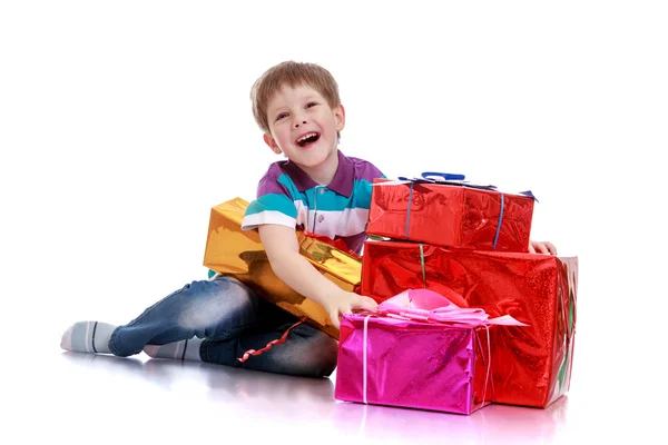 Jongen met een geschenk — Stockfoto