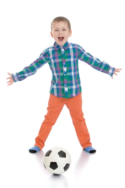 Jongen met een voetbal — Stockfoto