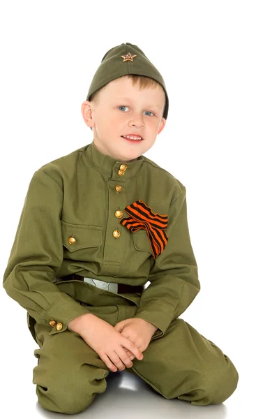 Мальчик в солдатской одежде — стоковое фото
