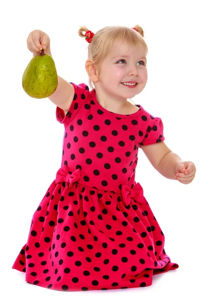 Flicka med ett päron — Stockfoto