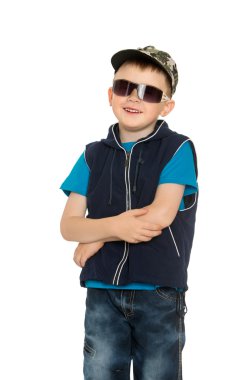 Güneş gözlüklü küçük çocuk.