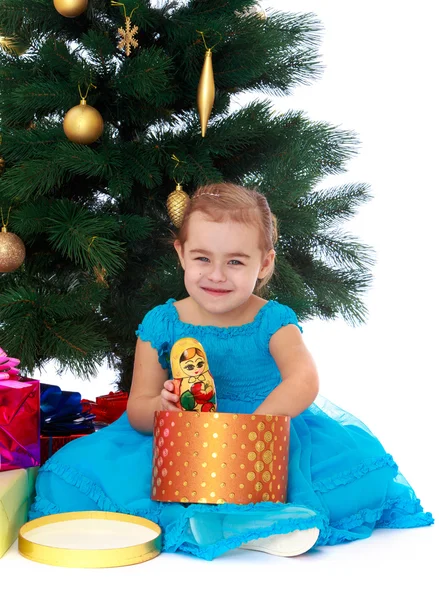 Elegante ragazza vicino all'albero di Natale — Foto Stock