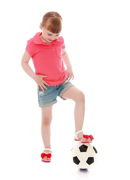 Fille avec un ballon de football — Photo