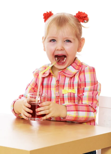 Little girl eats strawberries — Stock Photo, Image
