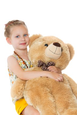 Oyuncak ayıya sarılan bir kız