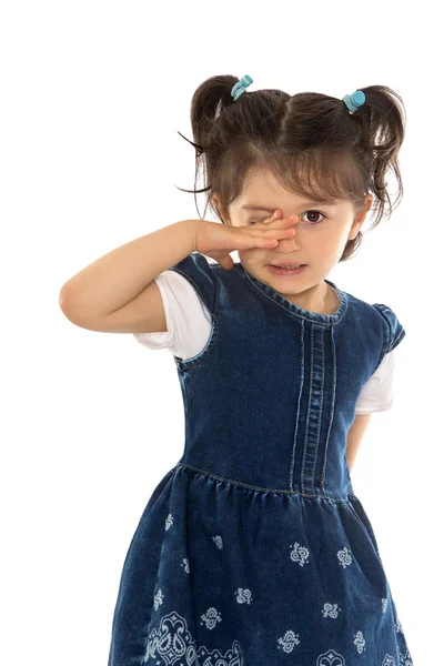 Das kleine Mädchen wischt sich die Tränen — Stockfoto