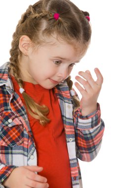 küçük kız gözyaşlarını siliyor