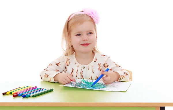Küçük kız keçeli kalem çizer — Stok fotoğraf