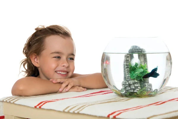 Menina está assistindo peixe em um aquário — Fotografia de Stock