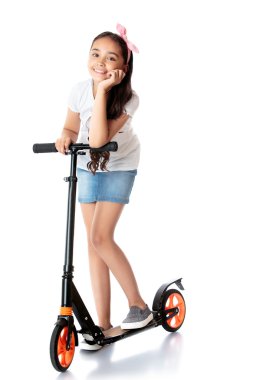 Kız bir scooter sürme