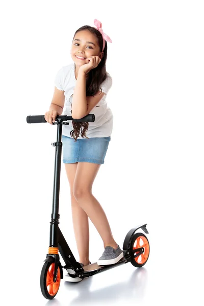 Ragazza in sella a uno scooter — Foto Stock