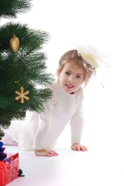 bir Noel ağacı içinde güzel kız