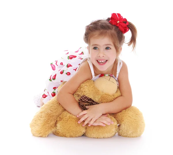 Mignonne petite fille avec un ours en peluche — Photo
