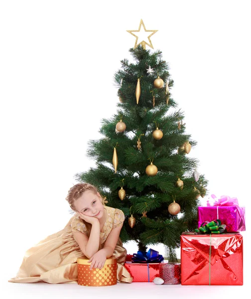 Elegant girl near the Christmas tree — Stock Photo, Image