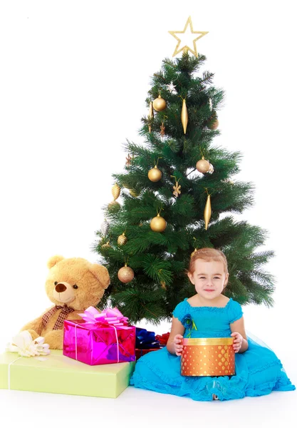 Elegantní dívka u vánočního stromu — Stock fotografie