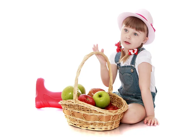 Fille avec un panier de pommes — Photo