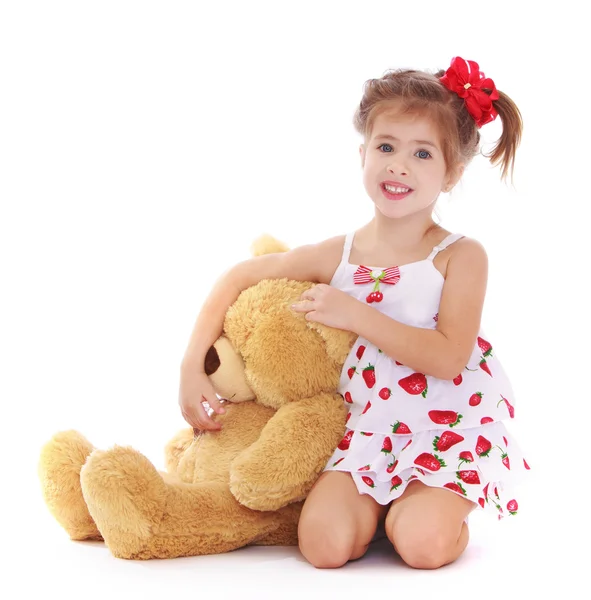 Mignonne petite fille avec un ours en peluche — Photo