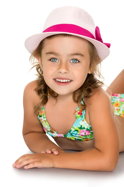 Ragazza in costume da bagno e cappello — Foto Stock