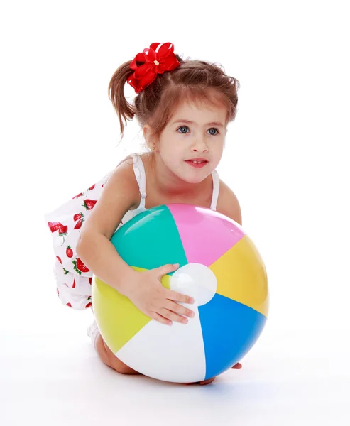 Mignonne petite fille avec une balle — Photo