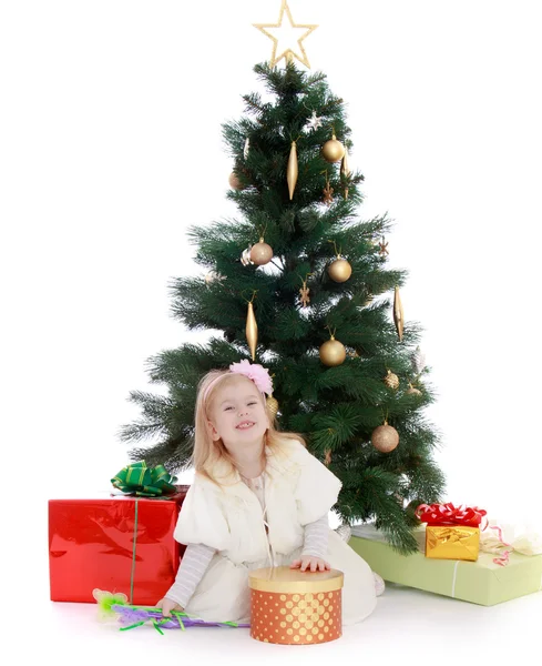 Bambina all'albero di Natale — Foto Stock