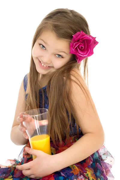 Chica con vaso de jugo — Foto de Stock